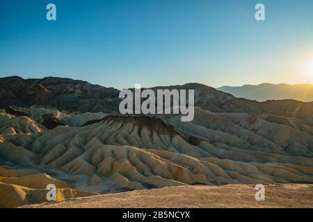 Les Badlands, sunet. Zabriskie Point Loop Dans Le Parc National De La Vallée De La Mort, Californie Banque D'Images