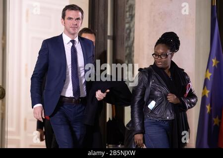 (200308) -- PARIS, le 8 mars 2020 (Xinhua) -- le ministre français de la Santé Olivier Veran (L) part après une réunion au Palais Elysée à Paris, France, le 8 mars 2020. La France, où plus de 1 000 cas positifs de coronavirus ont été détectés, interdirait temporairement les rassemblements publics de plus de 1 000 personnes pour endiguer l'épidémie, a annoncé dimanche le ministre de la Santé, Olivier Veran. (Jack Chan/Handout Via Xinhua) Banque D'Images