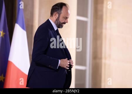 (200308) -- PARIS, le 8 mars 2020 (Xinhua) -- le Premier ministre français Edouard Philippe part après une réunion au Palais Elysée à Paris, France, le 8 mars 2020. La France, où plus de 1 000 cas positifs de coronavirus ont été détectés, interdirait temporairement les rassemblements publics de plus de 1 000 personnes pour endiguer l'épidémie, a annoncé dimanche le ministre de la Santé, Olivier Veran. (Jack Chan/Handout Via Xinhua) Banque D'Images