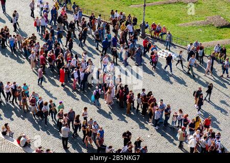 Overtourisme, tourisme de masse, lignes de touristes en attente d'acheter des billets d'entrée au Colisée, au Colisée, à l'Amphithéâtre Flavian, au Forum romain, à Rome, à Ital Banque D'Images