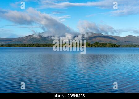 Vue sur le Loch tout en explorant le sentier de randonnée de West Highland Way en Écosse. Banque D'Images