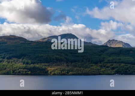 Vue sur le Loch tout en explorant le sentier de randonnée de West Highland Way en Écosse. Banque D'Images