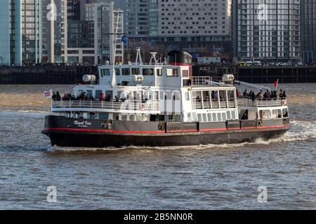 Ferry Royal Iris Mersey à proximité du terminal de Seacombe depuis Liverpool Banque D'Images