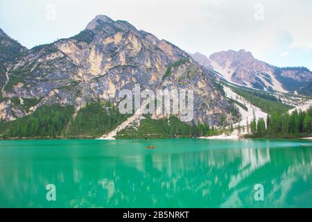 Lac Prags dans les Dolomites, lac de montagne dans le Tyrol du Sud Banque D'Images