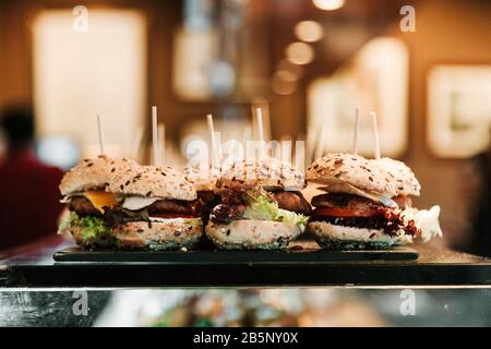 Photos du stock de mini hamburgers Banque D'Images