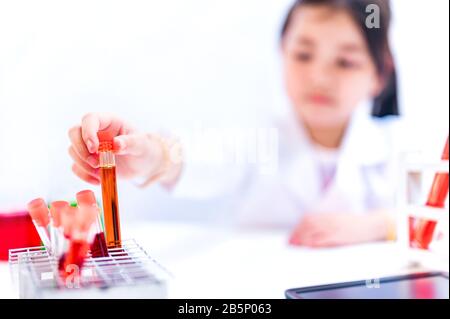 Scientifique asiatique travaillant en science et en chimie pour la santé. Médecin avec virus en test LAP pour protéger les maladies infectieuses. Banque D'Images