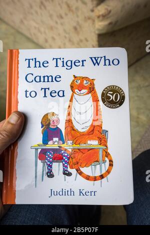 Le tigre Venu à thé, un livre célèbre pour les enfants par l'auteur, l'écrivain et illustrateur Judith Kerr, édition du 50ème anniversaire Banque D'Images