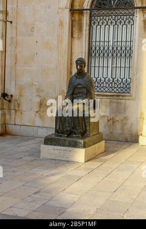 Une statue de Marin Držić, écrivain et dramaturge croate, sculptée par Ivan Meštrović, dans la rue juste à côté Du Stradun, Dubrovnik, Croatie Banque D'Images