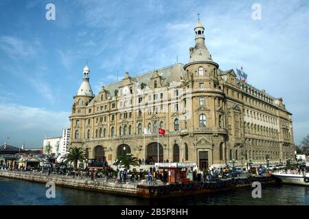 Istanbul, TURQUIE - 24 DÉCEMBRE 2009: Bâtiment principal de la gare de Haydarpasa Gari à Kadikoy. La gare de Haydarpasa était autrefois la principale rai asiatique Banque D'Images