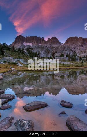 Dawn, Le Lac Ediza, Les Minarets, Ansel Adams Wilderness, Inyo National Forest, La Sierra Orientale, Californie Banque D'Images