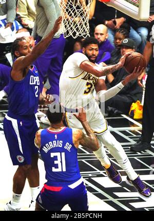 Los Angeles, États-Unis. 8 mars 2020. Los Angeles Lakers Anthony Davis passe le ballon par l'avant des Clippers de Los Angeles Kawhi Leonard lors de l'action de quartier secong au Staples Center de Los Angeles, le 8 mars 2020. Photo de Jon SooHoo/UPI crédit: UPI/Alay Live News Banque D'Images