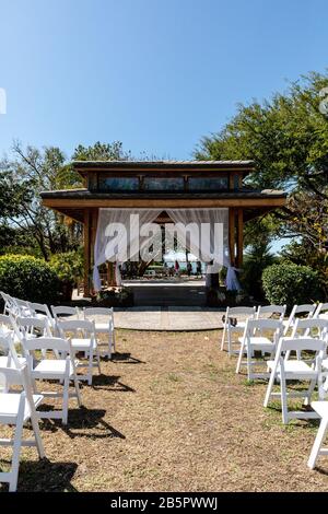 Sarasota, Floride, États-Unis - 29 février 2020: Pavillon de mariage dans le jardin botanique Marie Selby à Sarasota, Floride. Banque D'Images