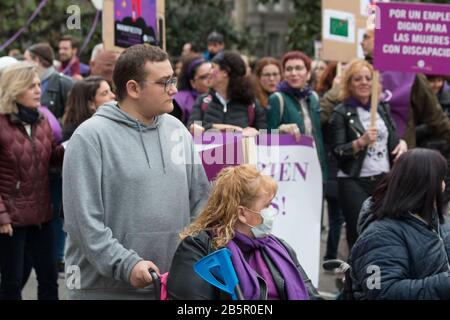 Madrid, Espagne. 8 mars 2020. Une femme protestant contre un masque. (Photo De Jorge Gonzalez/Pacific Press) Crédit: Pacific Press Agency/Alay Live News Banque D'Images