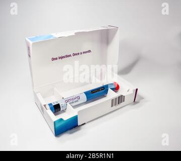 Aimovig (erumab-aooe) 140 mg auto-injecteur en boîte, médicament d'ordonnance pour la prévention de la migraine, studio, couleur, États-Unis Banque D'Images