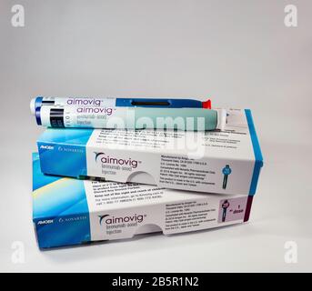 Aimovig (erumab-aooe) 70 mg et 140 mg dispositifs auto-injecteurs, médicament d'ordonnance pour la prévention de la migraine, et boîtes, studio, couleur, États-Unis Banque D'Images