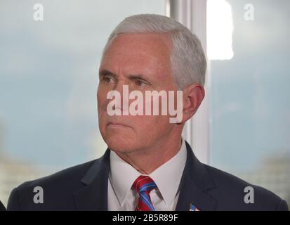 Fort Lauderdale, Floride, États-Unis. 7 mars 2020. Le vice-président américain Mike Pence lors d'une conférence de presse après avoir participé à une discussion tenue à Port Everglades sur les éventuels problèmes de coronavirus que les dirigeants des compagnies de croisières rencontrent samedi 7 mars 2020 à fort Lauderdale, en Floride. Le vice-président Pence et le groupe de travail sur le coronavirus dirigent les efforts de lutte contre le virus aux États-Unis. Crédit : Mpi10/Media Punch/Alay Live News Banque D'Images