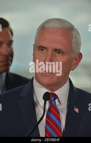 Fort Lauderdale, Floride, États-Unis. 7 mars 2020. Le vice-président américain Mike Pence lors d'une conférence de presse après avoir participé à une discussion tenue à Port Everglades sur les éventuels problèmes de coronavirus que les dirigeants des compagnies de croisières rencontrent samedi 7 mars 2020 à fort Lauderdale, en Floride. Le vice-président Pence et le groupe de travail sur le coronavirus dirigent les efforts de lutte contre le virus aux États-Unis. Crédit : Mpi10/Media Punch/Alay Live News Banque D'Images