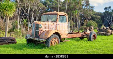 Île du Nord, NOUVELLE-ZÉLANDE - 30 MAI 2010 : un camion abandonné et rouillé sur l'île du Nord, Nouvelle-Zélande. Banque D'Images