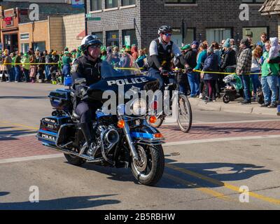 Forest Park, Illinois, États-Unis. 8 mars 2020. Parcours de nettoyage de la police de la moto et de la bicyclette avant la Saint Patrick's Day Parade. Banque D'Images