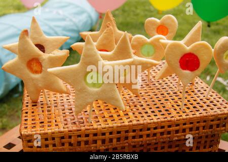 Lollipop Star and Heart cookies avec Candy Center dans le panier Banque D'Images