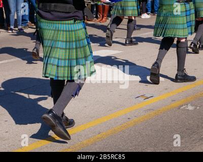 Forest Park, Illinois, États-Unis. 8 mars 2020. Le tartan irlandais est un kilt lors de la Saint Patrick's Day Parade d'aujourd'hui. Banque D'Images
