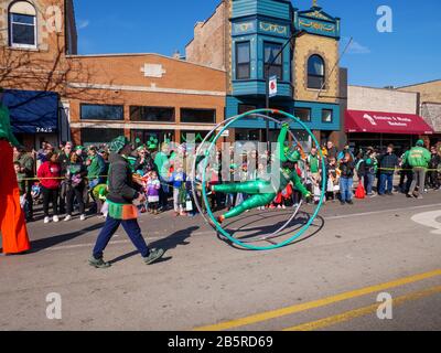Forest Park, Illinois, États-Unis. 8 mars 2020. une roue acrobat se produit dans la parade de la Saint Patrick d'aujourd'hui. Banque D'Images