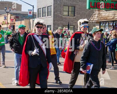 Forest Park, Illinois, États-Unis. 8 mars 2020. Un membre des Chevaliers de Colomb marche avec une épée dans la parade de la Saint Patricks d'aujourd'hui. Banque D'Images