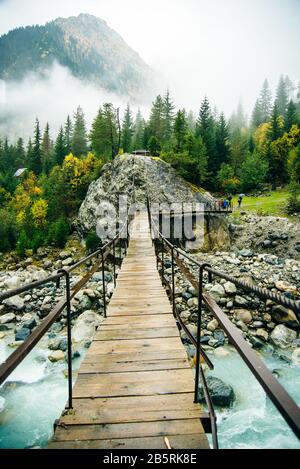 Région de Svaneti, Géorgie, Caucase - pont au-dessus d'une rivière de montagne Banque D'Images