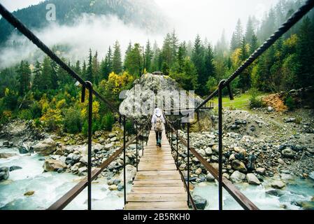 Région de Svaneti, Géorgie, Caucase - pont au-dessus d'une rivière de montagne Banque D'Images