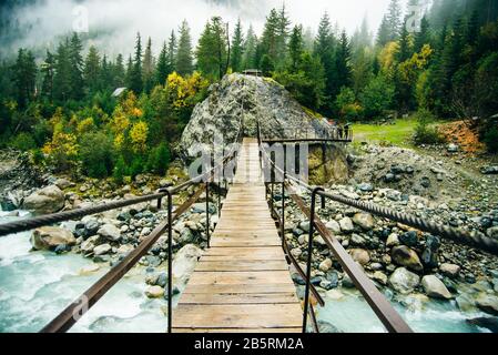 Région de Svaneti, Géorgie, Caucase - pont au-dessus d'une rivière de montagne Banque D'Images