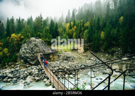 Région de Svaneti, Géorgie, Caucase - pont au-dessus d'une rivière de montagne Banque D'Images