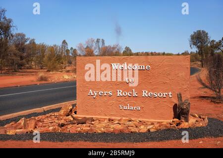 Bienvenue à Ayers Rock Resort; panneau de signalisation routière, dans la ville aride du désert du territoire du Nord de Yulara Banque D'Images