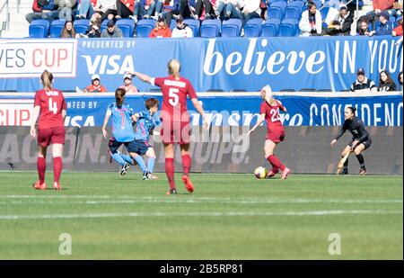 Harrison, NJ - 8 mars 2020: Grace Fisk (23) de l'Angleterre contrôle le ballon pendant le match contre le Japon à la coupe Sheieves à Red Bull Arena. L'Angleterre a gagné 1 - 0 Banque D'Images