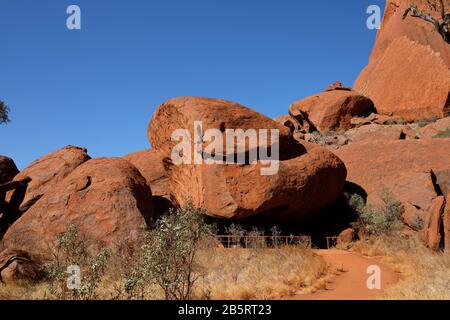 Rochers et peintures d'art rupestre à Mutitjulu Waterhole, Uluru, parc national d'Uluru-Kata Tjuta, territoire du Nord, Australie centrale Banque D'Images