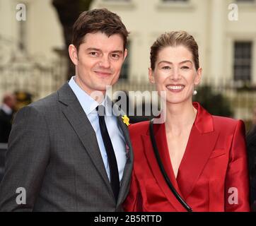 Londres, Royaume-Uni. 8 mars 2020. SAM Riley et Rosamund Pike assistent à la première de radioactive tenue au Curzon Mayfair à Londres. Crédit: Sopa Images Limited/Alay Live News Banque D'Images