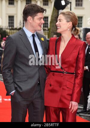 Londres, Royaume-Uni. 8 mars 2020. SAM Riley et Rosamund Pike assistent à la première de radioactive tenue au Curzon Mayfair à Londres. Crédit: Sopa Images Limited/Alay Live News Banque D'Images