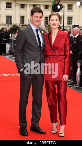 Londres, Royaume-Uni. 8 mars 2020. SAM Riley et Rosamund Pike assistent à la première de radioactive tenue au Curzon Mayfair à Londres. Crédit: Sopa Images Limited/Alay Live News Banque D'Images