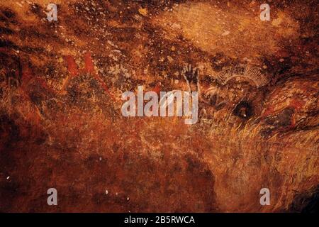 Peintures d'art rupestre au Mutitjulu Waterhole, Kulpi Mutitjulu grotte des familles Ananggu, un rockface peint, parc national d'Uluru-Kata Tjuta, Banque D'Images