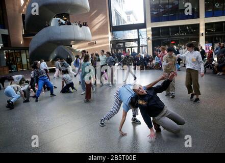 Vancouver, Canada. 8 mars 2020. Les danseurs du groupe de danse contemporaine basé à Vancouver Modus Operandi offrent un spectacle extérieur gratuit au Woodward's Building au public dans le cadre de l'événement du 20ème Festival international de danse de Vancouver (VIDF) annuel pour célébrer le 20ème anniversaire de la VIDF à Vancouver, Canada, le 8 mars 2020. Crédit: Liang Sen/Xinhua/Alay Live News Banque D'Images