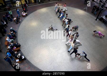 Vancouver, Canada. 8 mars 2020. Les danseurs du groupe de danse contemporaine basé à Vancouver Modus Operandi offrent un spectacle extérieur gratuit au Woodward's Building au public dans le cadre de l'événement du 20ème Festival international de danse de Vancouver (VIDF) annuel pour célébrer le 20ème anniversaire de la VIDF à Vancouver, Canada, le 8 mars 2020. Crédit: Liang Sen/Xinhua/Alay Live News Banque D'Images