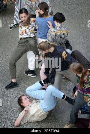 Vancouver, Canada. 8 mars 2020. Les danseurs du groupe de danse contemporaine basé à Vancouver Modus Operandi offrent un spectacle extérieur gratuit au Woodward's Building au public dans le cadre de l'événement du 20ème Festival international de danse de Vancouver (VIDF) annuel pour célébrer le 20ème anniversaire de la VIDF à Vancouver, Canada, le 8 mars 2020. Crédit: Liang Sen/Xinhua/Alay Live News Banque D'Images
