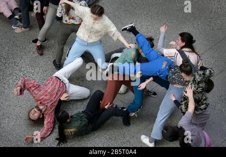Vancouver, Canada. 8 mars 2020. Les danseurs du groupe de danse contemporaine basé à Vancouver Modus Operandi offrent un spectacle extérieur gratuit au Woodward's Building au public dans le cadre de l'événement du 20ème Festival international de danse de Vancouver (VIDF) annuel pour célébrer le 20ème anniversaire de la VIDF à Vancouver, Canada, le 8 mars 2020. Crédit: Liang Sen/Xinhua/Alay Live News Banque D'Images