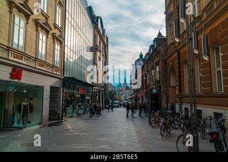 Ljubljana, Slovénie - 10 novembre 2019: Belle rue à Ljubljana près du centre ville avec beaucoup de touristes et citoyens, Slovénie Banque D'Images