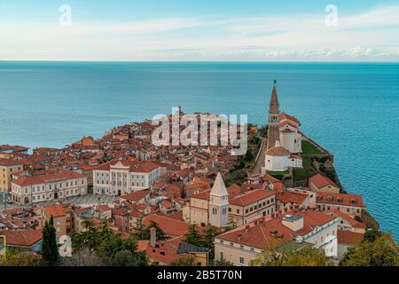 Belle vieille ville slovène Piran à la fin de l'automne, vue aérienne Banque D'Images