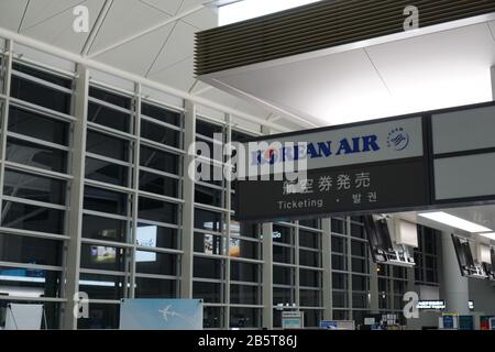 Tokoname, Japon. 8 mars 2020. Le niveau de départ de l'aéroport international de Chubu Centrair a été abandonné.les voyageurs se sont précipités au Japon le dernier jour avant qu'il ne commence à prendre des mesures de contrôle des frontières plus sévères pour prévenir une augmentation des nouvelles infections de coronavirus. Toute personne arrivant au Japon de Chine et de Corée du Sud sera placée en quarantaine volontaire de 14 jours. Tous les vols entrants en provenance de Chine et de Corée du Sud doivent être suspendus tout au long du mois de mars, sauf à Narita (Tokyo) et à l'aéroport de Kansai (Osaka). Crédit: Sopa Images Limited/Alay Live News Banque D'Images