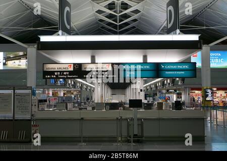 Tokoname, Japon. 8 mars 2020. Peu de passagers sont vus au niveau du départ de l'aéroport international de Chubu Centrair.les voyageurs se sont précipités au Japon le dernier jour avant de prendre des mesures plus sévères de contrôle des frontières pour éviter une augmentation des nouvelles infections de coronavirus. Toute personne arrivant au Japon de Chine et de Corée du Sud sera placée en quarantaine volontaire de 14 jours. Tous les vols entrants en provenance de Chine et de Corée du Sud doivent être suspendus tout au long du mois de mars, sauf à Narita (Tokyo) et à l'aéroport de Kansai (Osaka). Crédit: Sopa Images Limited/Alay Live News Banque D'Images