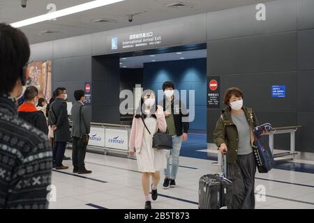 Tokoname, Japon. 8 mars 2020. Les voyageurs en provenance de Séoul sont vus dans le hall des arrivées de l'aéroport international Chubu Centrair.les voyageurs se sont précipités au Japon le dernier jour avant de prendre des mesures de contrôle des frontières plus sévères pour prévenir une augmentation des nouvelles infections de coronavirus. Toute personne arrivant au Japon de Chine et de Corée du Sud sera placée en quarantaine volontaire de 14 jours. Tous les vols entrants en provenance de Chine et de Corée du Sud doivent être suspendus tout au long du mois de mars, sauf à Narita (Tokyo) et à l'aéroport de Kansai (Osaka). Crédit: Sopa Images Limited/Alay Live News Banque D'Images