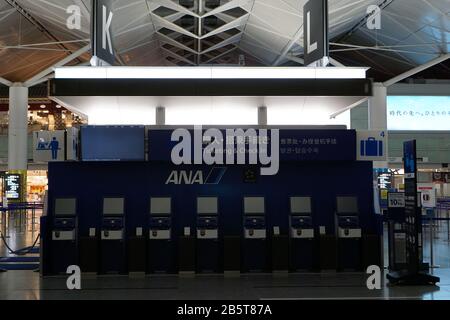 Tokoname, Japon. 8 mars 2020. Le niveau de départ de l'aéroport international de Chubu Centrair a été abandonné.les voyageurs se sont précipités au Japon le dernier jour avant qu'il ne commence à prendre des mesures de contrôle des frontières plus sévères pour prévenir une augmentation des nouvelles infections de coronavirus. Toute personne arrivant au Japon de Chine et de Corée du Sud sera placée en quarantaine volontaire de 14 jours. Tous les vols entrants en provenance de Chine et de Corée du Sud doivent être suspendus tout au long du mois de mars, sauf à Narita (Tokyo) et à l'aéroport de Kansai (Osaka). Crédit: Sopa Images Limited/Alay Live News Banque D'Images