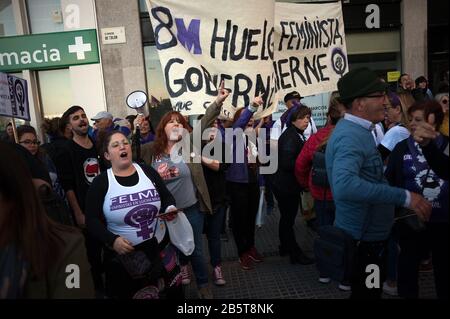 Malaga, Espagne. 8 mars 2020. Les manifestants ont une immense bannière tout en criant des slogans pendant la manifestation. La grève générale des femmes, qui coïncide tous les 8 mars avec la Journée internationale de la femme, des milliers de personnes dans le monde entier prennent la rue pour protester contre la violence à l'égard des femmes. Ils exigent également une véritable égalité entre les sexes entre les hommes et les femmes. Crédit: Sopa Images Limited/Alay Live News Banque D'Images