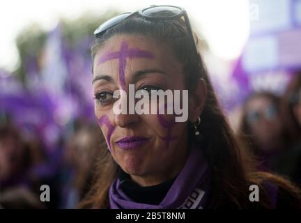 Malaga, Espagne. 8 mars 2020. Une femme à visage peint pendant la manifestation.grève générale des femmes, tous les 8 mars coïncidant avec la Journée internationale de la femme, des milliers de personnes dans le monde entier prennent la rue pour protester contre la violence à l'égard des femmes. Ils exigent également une véritable égalité entre les sexes entre les hommes et les femmes. Crédit: Sopa Images Limited/Alay Live News Banque D'Images